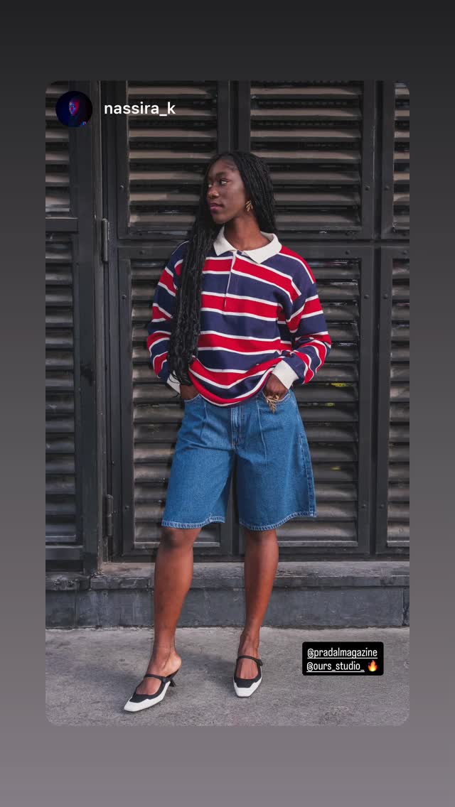 Nassira porte Pull Mayu en tricot